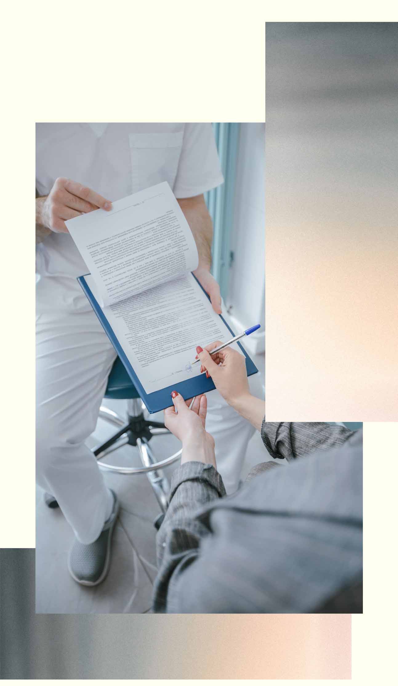 Un patient signe des documents tendus par un docteur ou infirmier à l'hôpital crédit pexels-shvets-production-8413176